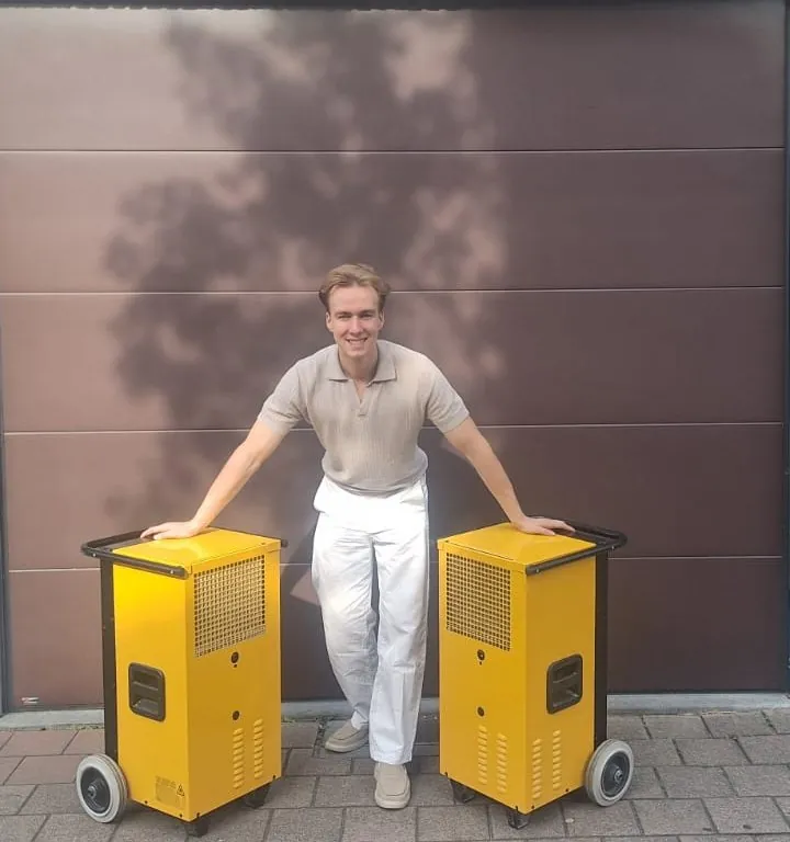Florian De Booser van Droogpro met een DP 400 en een DP 700 bouwdroger voor de garagepoort in Merksem